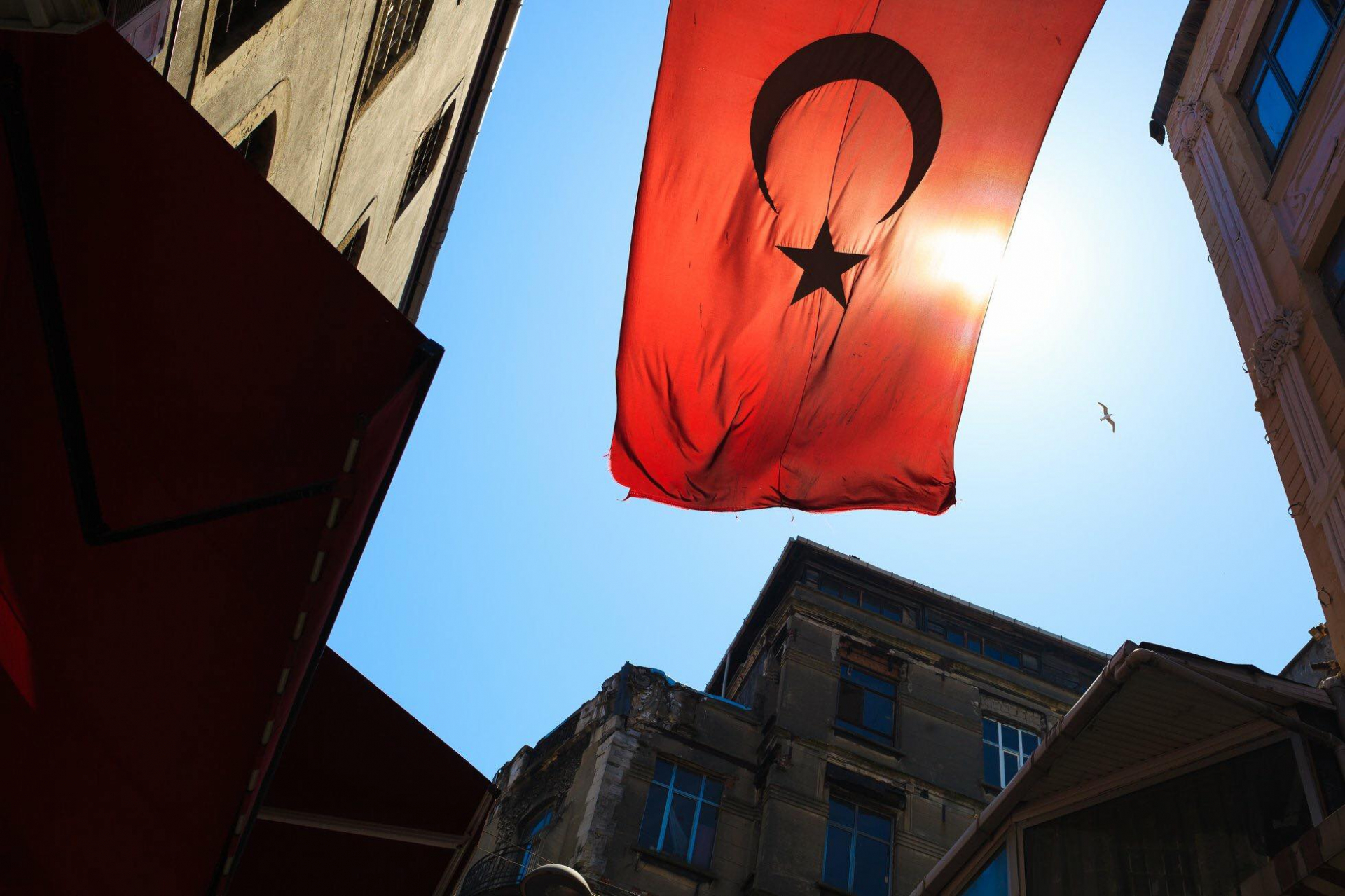 Quốc kỳ Thổ Nhĩ Kỳ bay trên con ngõ nhỏ cạnh khu chợ cổ Grand Bazaar - Istanbul.