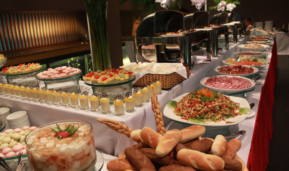 Nên tham khảo địa điểm ăn trước khi đặt tiệc buffet (Ảnh minh họa)