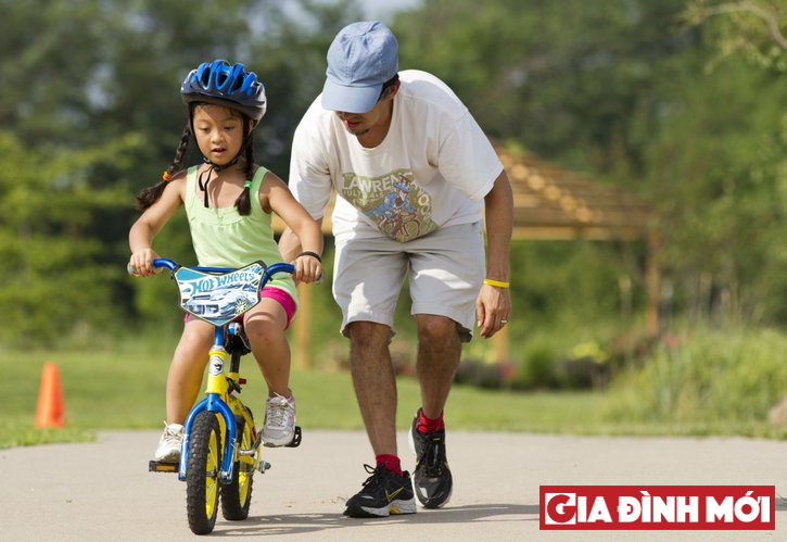 Cha không thể đi theo con mãi, vì vậy hãy biết buông tay để con tự trải nghiệm cả thành công và thất bại - Ảnh minh họa