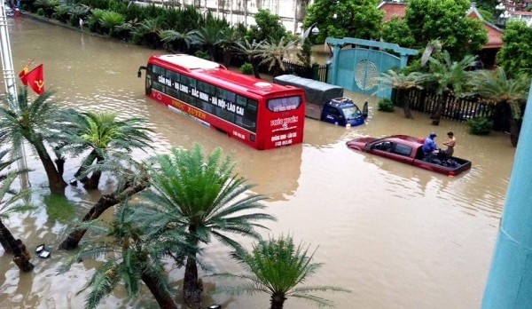 Nhiều tuyến đường bị nước lũ gây ngập, ảnh hưởng đến lưu thông