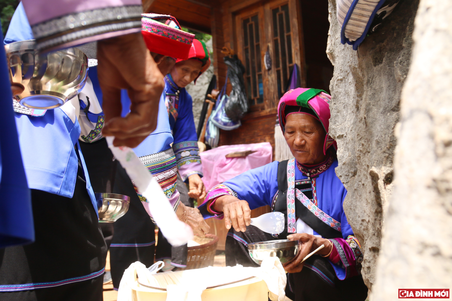 Phụ nữ trong trang phục truyền thống dân tộc Yi