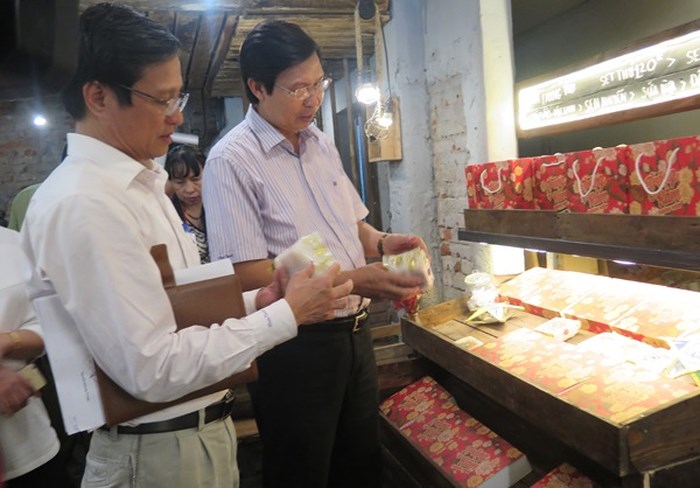 Ông Trần Văn Chung - Phó Giám đốc Sở Y tế Hà Nội (từ phải qua) cùng đoàn kiểm tra của thành phố đang kiểm tra sản phẩm tại một cơ sở sản xuất bánh trung thu