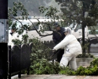 Cận cảnh Nhật Bản tan hoang sau siêu bão: Nhà bay nóc, tàu đâm cầu, xe nằm la liệt