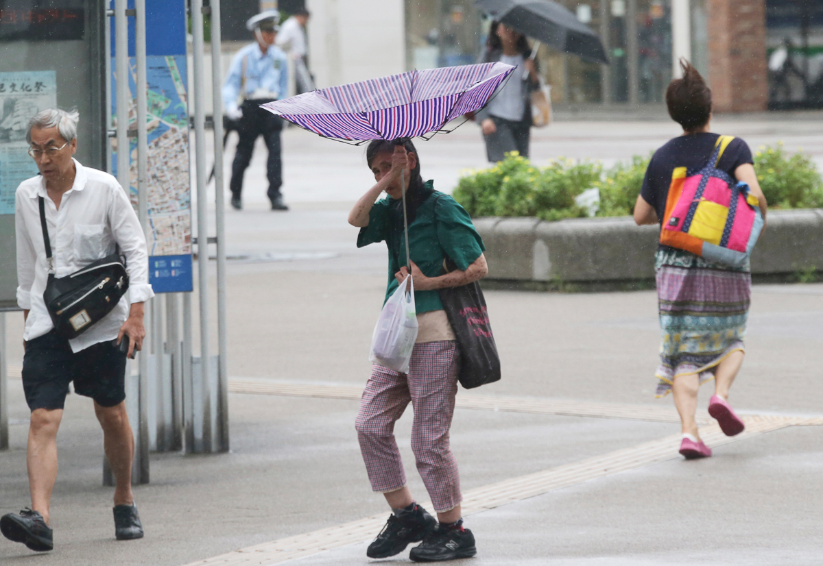 Cận cảnh Nhật Bản tan hoang sau siêu bão: Nhà bay nóc, tàu đâm cầu, xe nằm la liệt 4