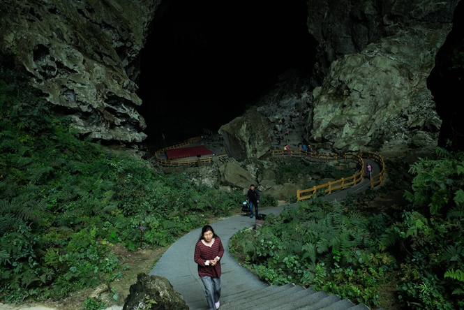 Bên trong hang Bách Quỷ, nơi được cho là có khả năng chữa bệnh ở làng Bà Mã. (Ảnh: New York Times)