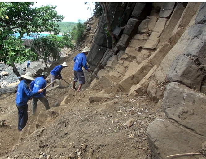Công nhân tiến hành bóc dỡ lớp đất trên bề mặt