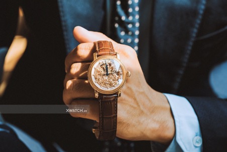 Sản phẩm đồng hồ chính hãng do Xwatch phân phối.