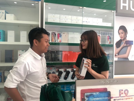 Đến với Hoàng Hà Mobile, khách hàng sẽ nhận được sự tư vấn, chăm sóc tận tình và chu đáo trong không gian thân thiện.