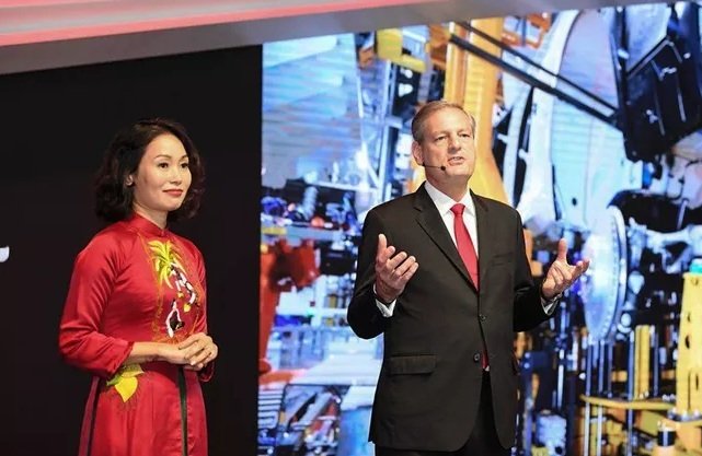 p/Bà Lê Thị Thu Thủy tại buổi lễ ra mắt tại sự kiện Paris Motor Show 2018p/