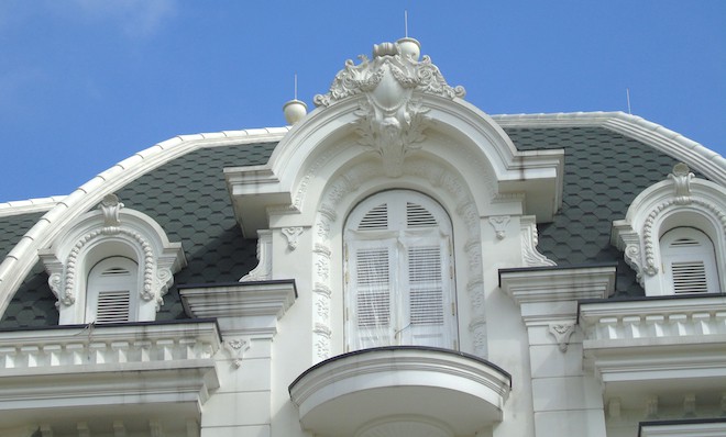 Mọi chi tiết đều được làm tỉ mỉ dưới bàn tay của đội ngũ thợ thi công lành nghề từ nhiều nơi tụ về.
