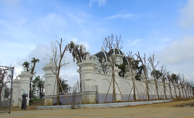 Bao xung quanh ngôi nhà là hệ thống cây đại thụ đắt tiền.