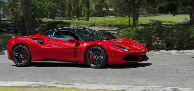  Động cơ 3.902cc V8 twin-turbo của Ferrari 488 GTB mới được xếp vào hàng đầu phân hạng về sức mạnh. 