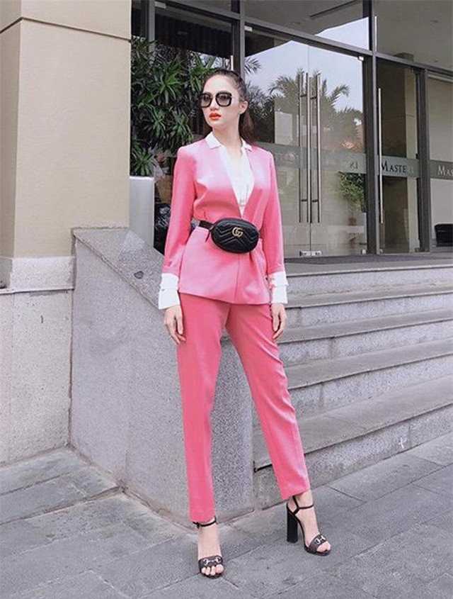 Hoa hậu Hương Giang diện một cây hồng ngọt ngào. Blazer mang những gam màu nữ tính như hồng, đỏ, vàng đang trở thành hot trend giúp mẫu áo này bớt tẻ nhạt
