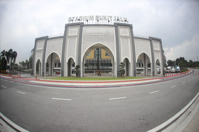 Sân Bukit Jalil nằm ở Bukit Jalil, trong khu liên hợp thể thao quốc gia của Malaysia tại miền Nam Kuala Lumpur. Sân vận động quốc gia Bukit Jalil có sức chứa 88.000 chỗ ngồi. Đây là sân vận động đa chức năng, xây dựng năm 1998 để tổ chức Đại hội thể thao thịnh vượng chung năm 1998.