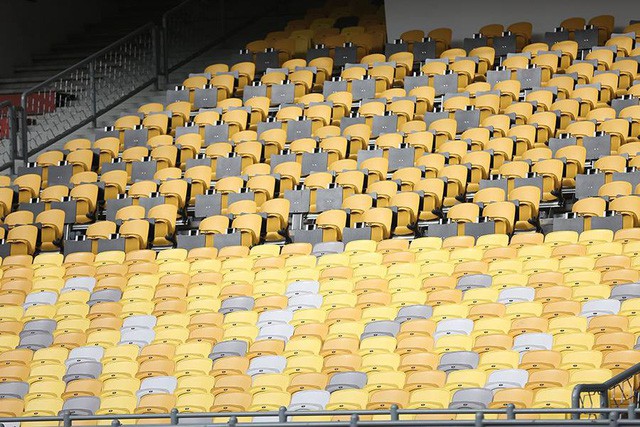 Ghế khán đài sân Bukit Jalil được lau chùi sạch sẽ chuẩn bị cho trận đấu tối nay.