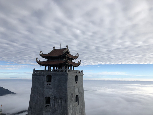 Đài gác Đại Hồng Chung văng vẳng tiếng chuông ngân xa xăm giữa bốn bề mây trắng, như thực, như mơ…