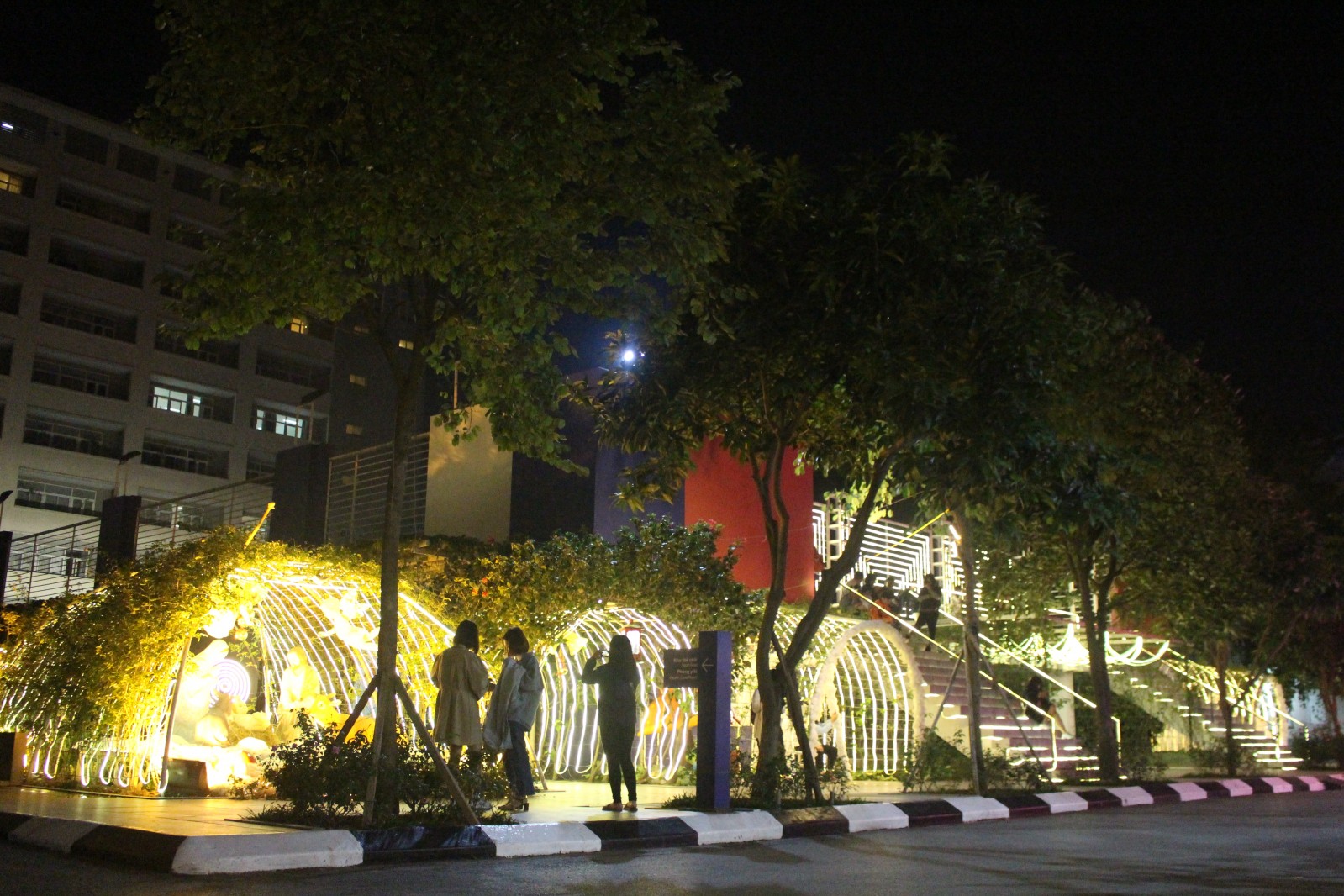 Nhiều trường Đại học trên địa bàn Hà Nội, đặc biệt là Đại học Thăng Long đã dần đón Giáng Sinh cùng sinh viên của mình với khuôn viên được trang trí có một không hai