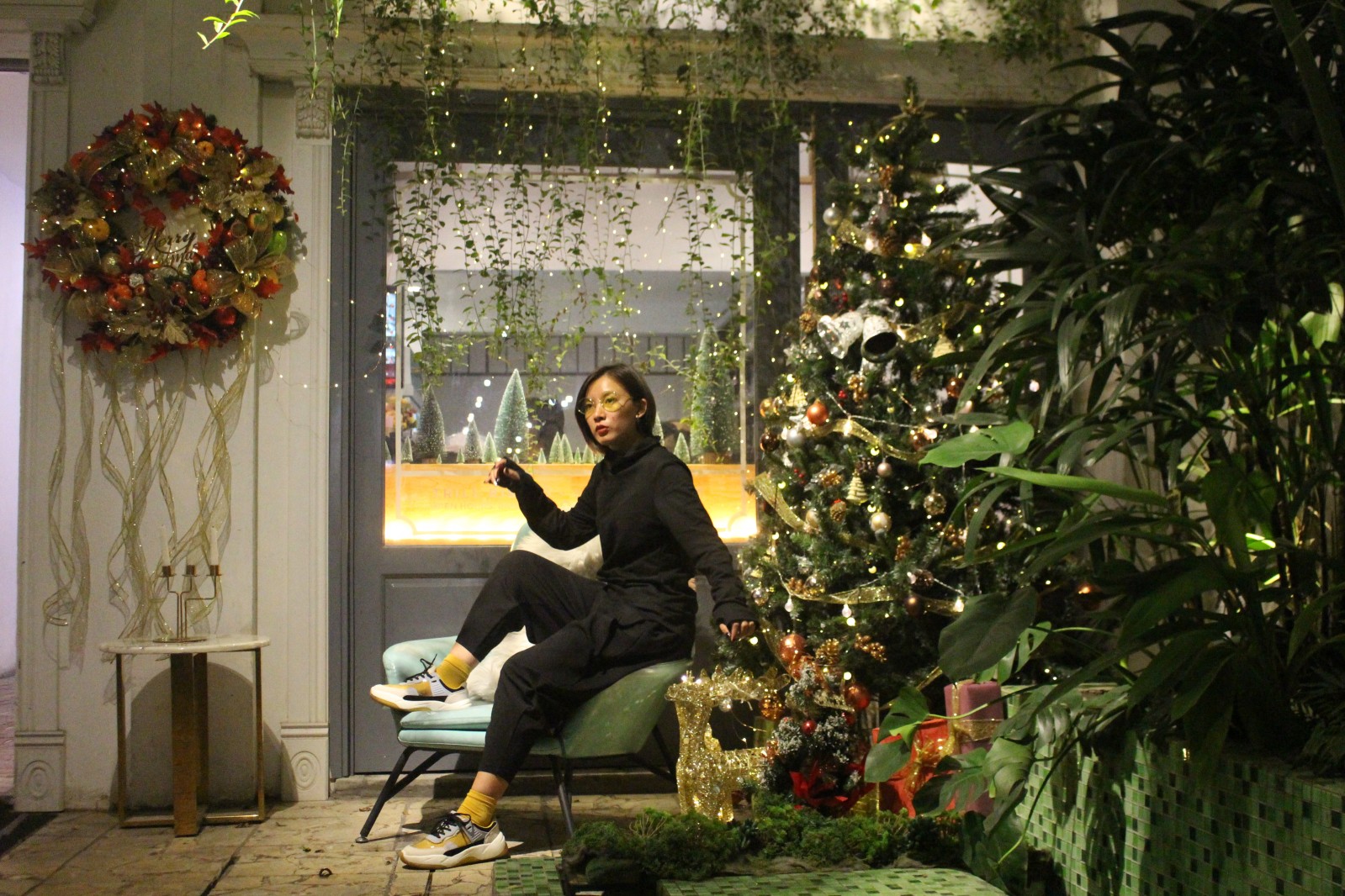Khách hàng của Trill Bistro chụp những bức ảnh để đón Noel giữa không gian xanh ngút được khoác chiếc áo trang trí mùa Giáng Sinh