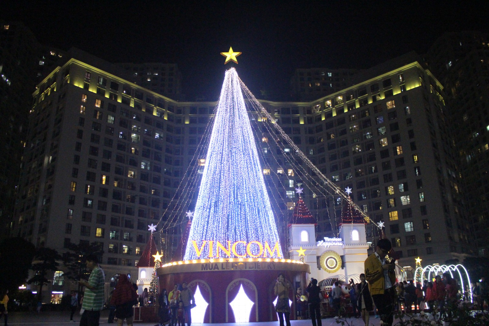 Quang cảnh đầy đẹp mắt của Royal City vào buổi tối những ngày Giáng Sinh