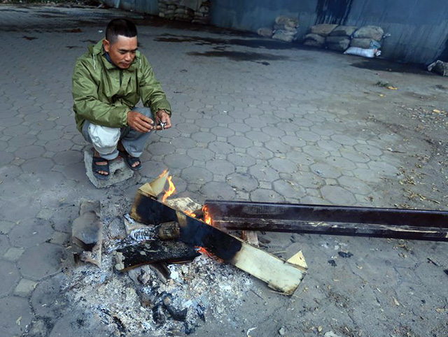 Theo người dân cho biết, nguyên liệu đốt lửa không khó tìm nhất là những khu vực gần sông Tô Lịch.
