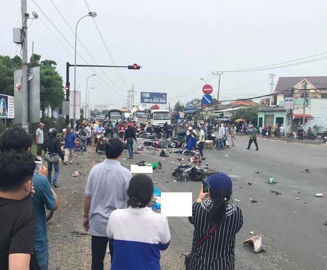 Hiện trường vụ tai nạn giao thông thảm khốc khiến hàng chục người thương vong tại Long An. Ảnh: TL