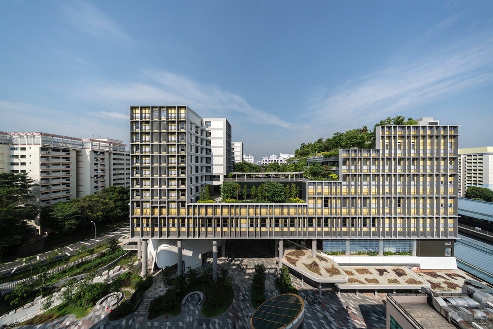 Kampung Admiralty nằm trên một khu đất rộng 0,9 hecta, trước đây là một không gian giữa các tòa tháp dân cư.