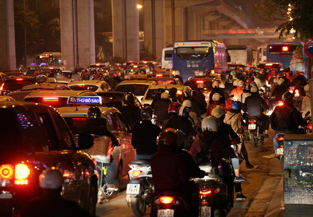  Trong khi đó, lúc 22h đêm 31/1 tại đường Nguyễn Trãi (Hà Đông) cảnh ùn tắc kéo dài cả km đã xảy ra. 