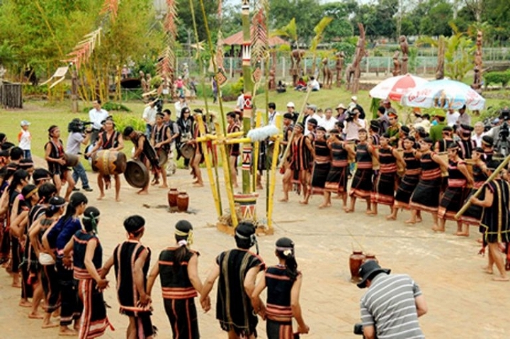 Bên cạnh đó, rất nhiều những trò chơi dân gian bên trong khu làng 54 dân tộc Việt Nam cũng thu hút các bạn trẻ.