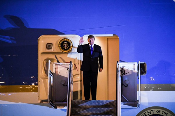  AFP đưa hình ảnh Tổng thống Donadl Trump chào mọi người khi bước ra từ chuyên cơ. Ảnh: AFP 