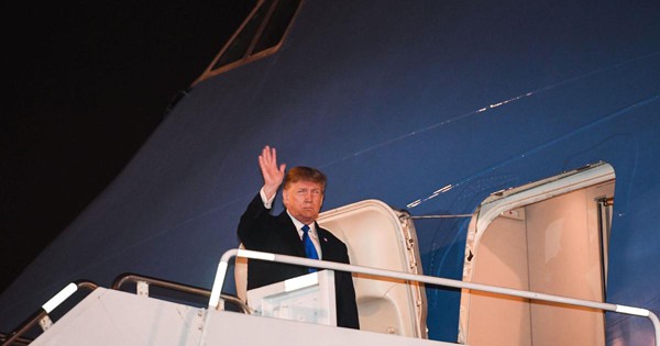  CBS News ghi lại hình ảnh ông Donald Trump bước xuống máy bay. Ảnh: CBS News 