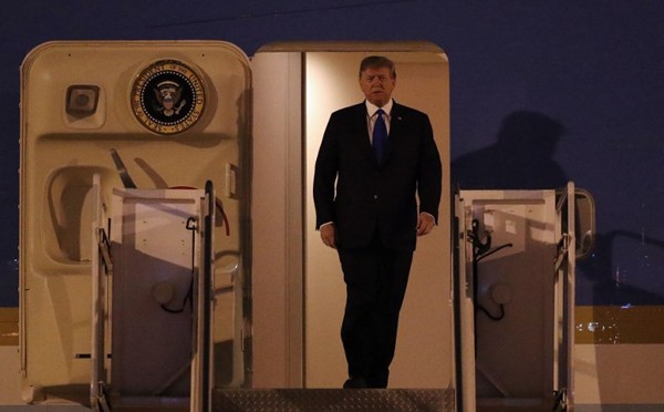 Báo Indonesia, The Jarkate Post cũng đưa hình ảnh ông Trump bước ra từ máy bay chào mọi người. Ảnh: The Jarkata Post 