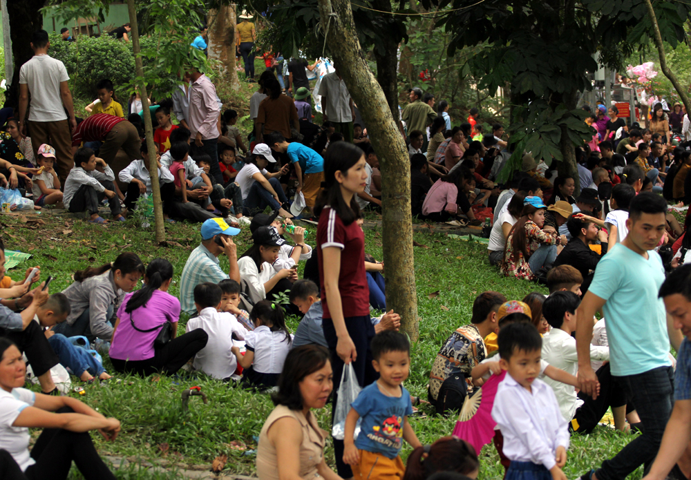 Đường lên đền Thượng ùn tắc kéo dài cả km.