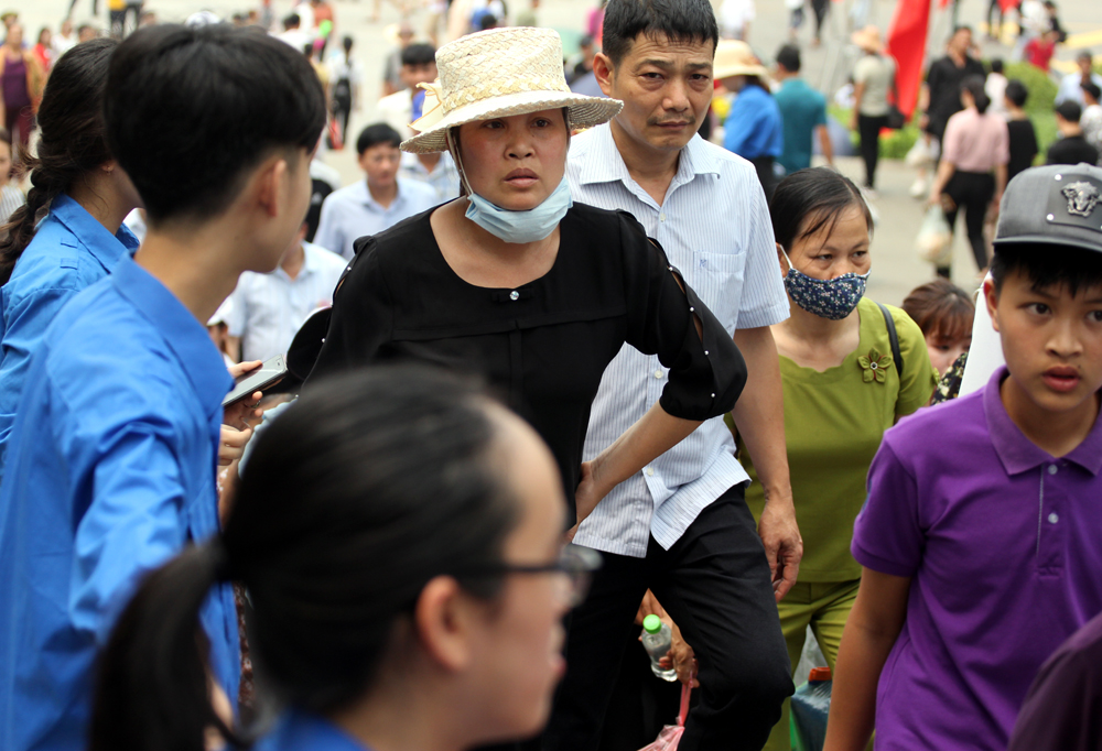 Trong ngày 13/4, có khoảng 1 triệu người về đền Hùng dâng hương trước ngày Giỗ Tổ.