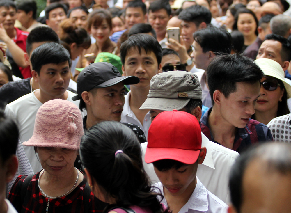 Loa phát thanh cũng liên tục thông báo về tình trạng đông đúc, đề nghị du khách đề phòng với kẻ gian móc túi.