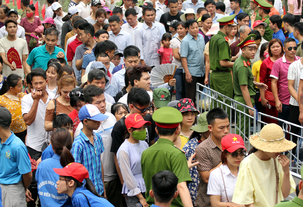 Để hạn chế tình trạng ùn tắc, lực lượng an ninh đã phải lập rào chắn hạn chế số lượng người lên đền.