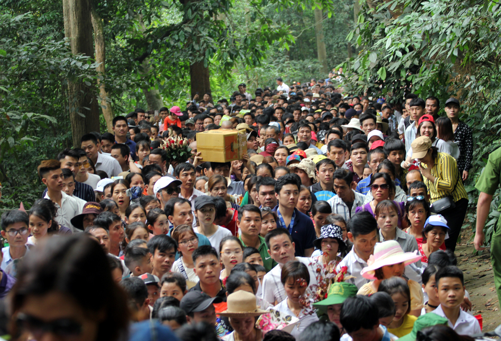 Đường lên đền Thượng đông kín người đổ về dâng hương trước ngày Giỗ tổ Hùng Vương. 