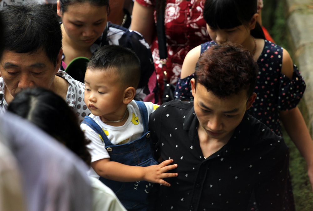 Do lượng người đổ về đây quá đông nên đã xảy ra tình trạng cha mẹ lạc con nhỏ. Đài phát thanh Đền Hùng liên tục phát đi thông báo tìm trẻ lạc hay trẻ nhỏ tìm cha mẹ. 