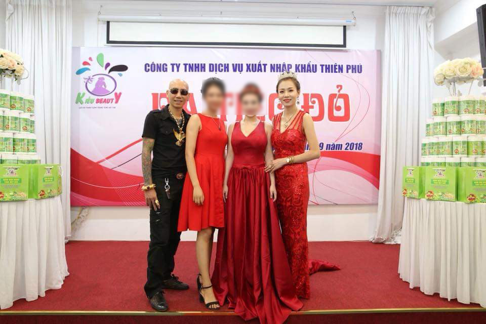 Vợ chồng Phú Lê (đứng ngoài cùng bên trái và bên phải) liên tục tổ chức các lớp học, buổi tri ân, dạ tiệc nhằm che mắt khách hàng .