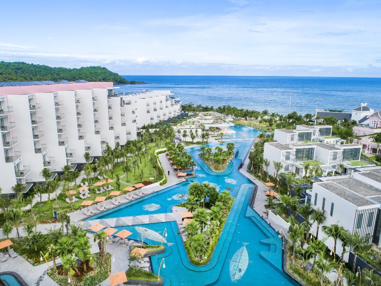 Condotel hạng sang Premier Residences Phu Quoc Emerald Bay tại bãi Kem, Phú Quốc.
