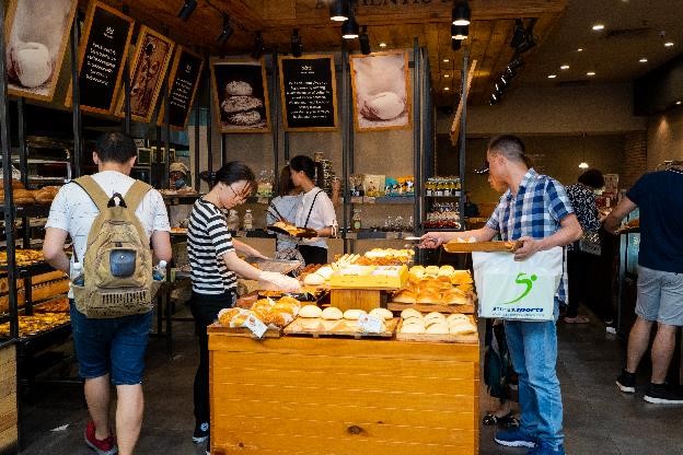 Đặc biệt, trong dịp hè, các gian hàng trà bánh, kem tại TTTM cũng tung ra nhiều ưu đãi giải nhiệt hấp dẫn như Dairy Queen, Baskin Robins, Swensen’s.