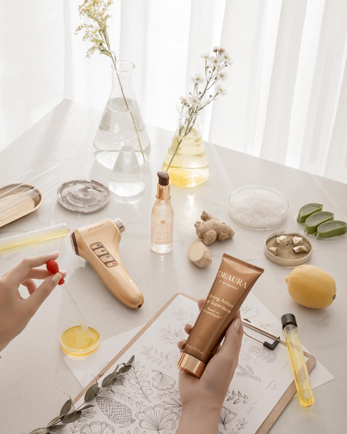 DeAura D’or Mystere chắt lọc thành phần tinh túy từ vàng 24k vào làm đẹp.