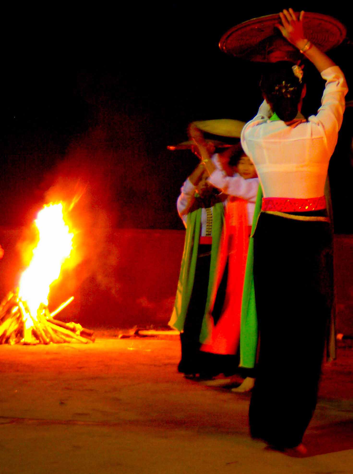 Bên ánh lửa bập bùng, các cô gái Thái trong trang phục truyền thống múa hát những bài dân ca và các điệu xoè Thái.