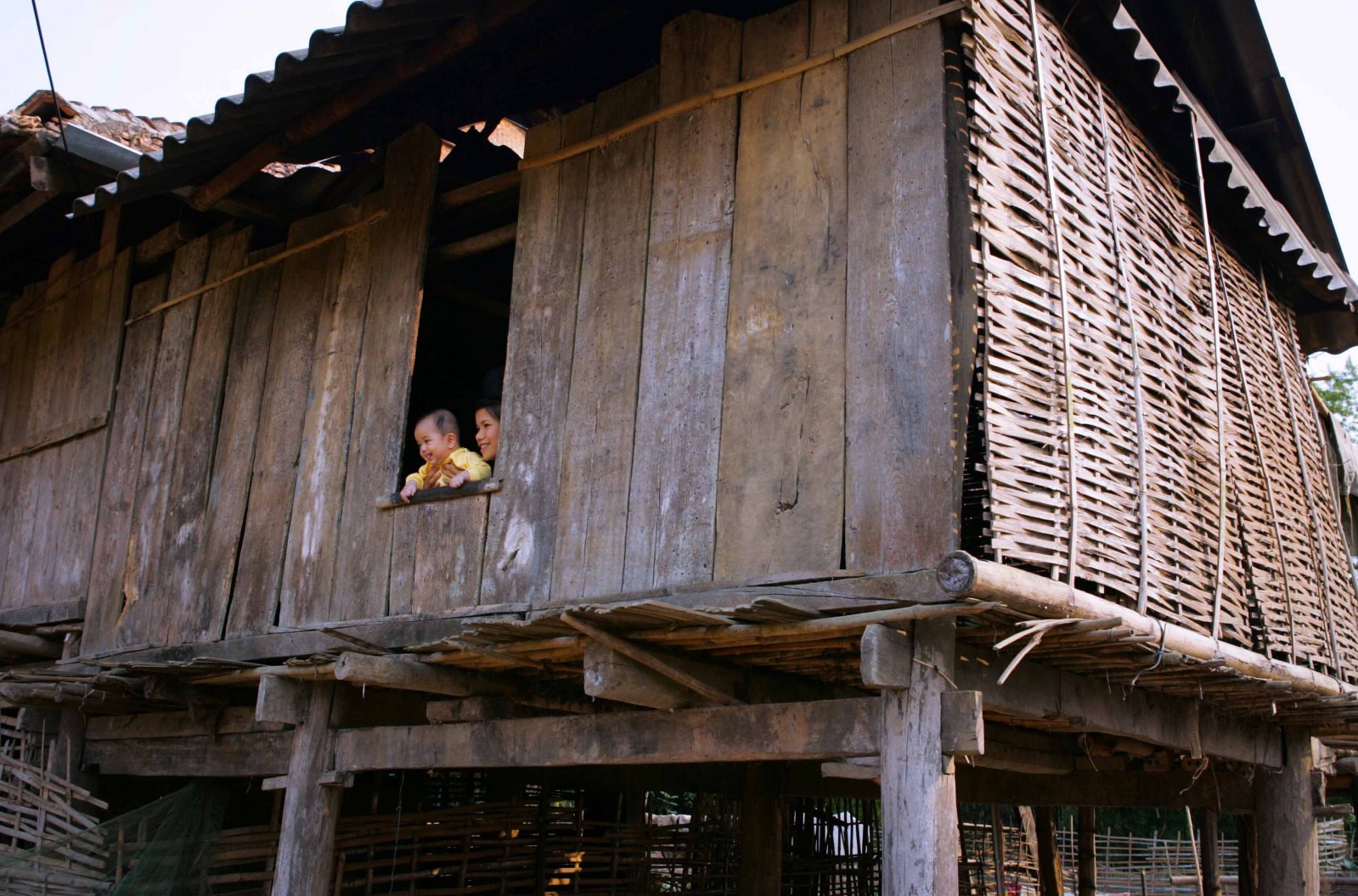 Một nếp nhà sàn truyền thống của người Thái ở bản văn hoá Him Lam II.