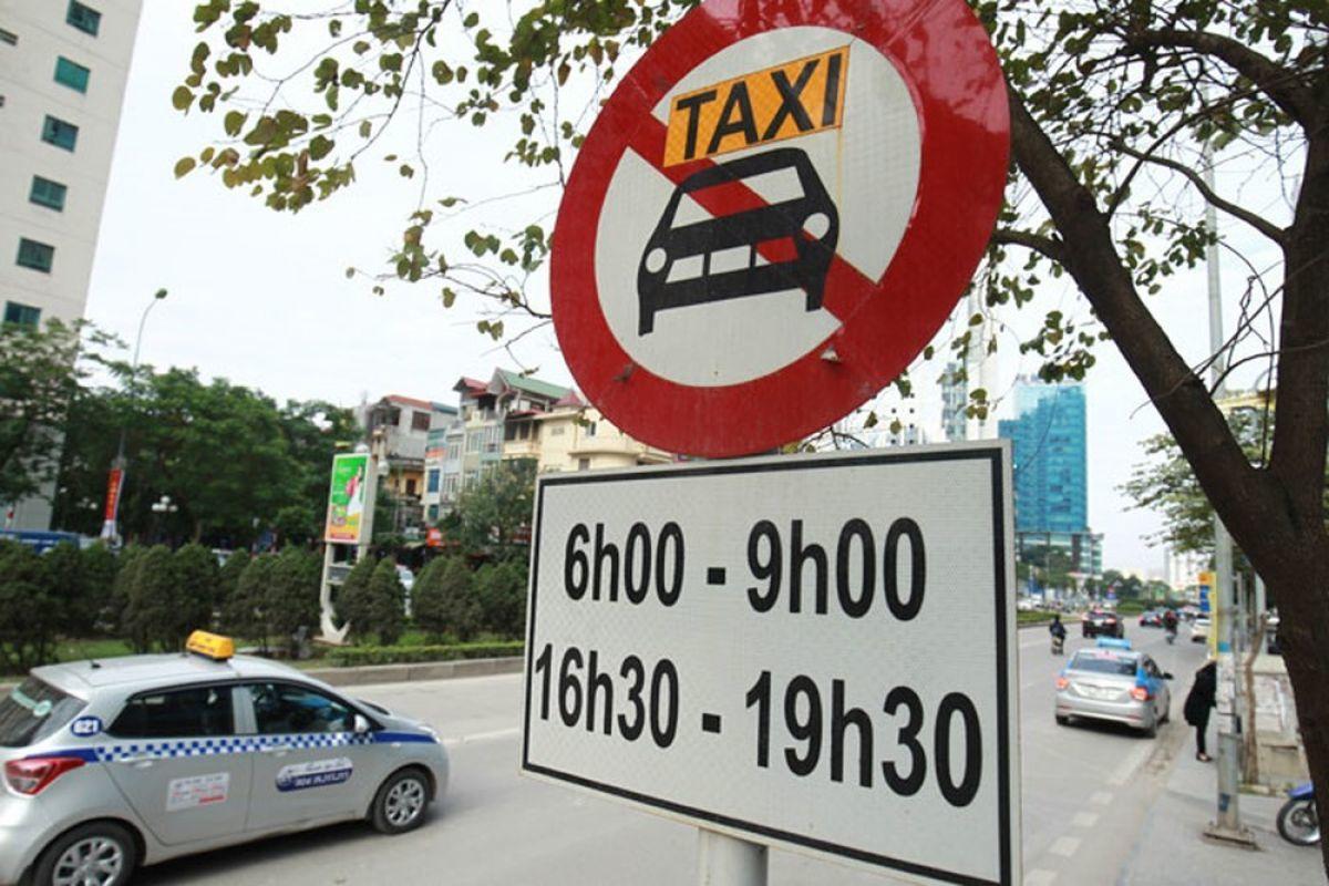 Hà Nội đã thực hiện cấm taxi, xe hợp đồng dưới 9 chỗ hoạt động giờ cao điểm trên nhiều tuyến phố trước đó. (Ảnh minh họa).