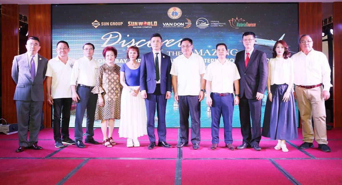 Ông Bao Lập (mặc vest đứng giữa) chụp ảnh lưu niệm cùng Giám đốc Sở Du lịch Quảng Ninh, lãnh đạo Cảng KHQT Vân Đồn và các doanh nghiệp lữ hành.