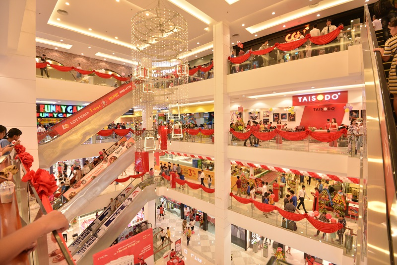 Người dân Móng Cái háo hức mua sắm với những thương hiệu lần đầu tiên xuất hiện.