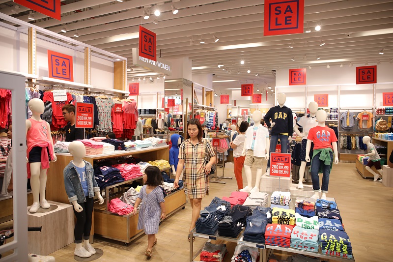 Không mấy khi các tín đồ mua sắm có thể thoả sức mua sắm với mức giảm giá “kịch sàn” ở nhiều thương hiệu đến vậy.