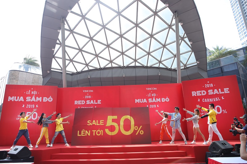 Lễ kick-off chiến dịch Red Sale Carnival chính thức công bố mức ưu đãi lên tới 50% đến từ 800 thương hiệu trong và ngoài nước.
