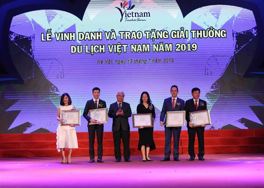 Đại diện Sun Group nhận Giải thưởng Doanh nghiệp đầu tư vào lĩnh vực du lịch hàng đầu Việt Nam 2019
