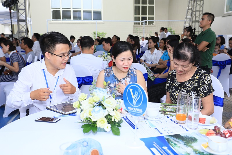 Các tư vấn viên đến từ các sàn Vincapital, Địa ốc Kiến Hưng, Phú Tài Land giới thiệu những ưu thế vượt trội của tòa NO2, NO3- EcoHome 3.